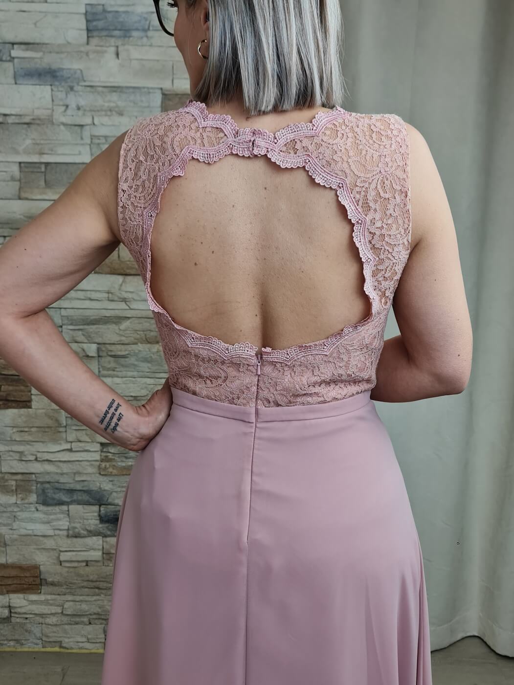 VESTIDO DE CERIMÓNIA ROSA COM DETALHE EM RENDA