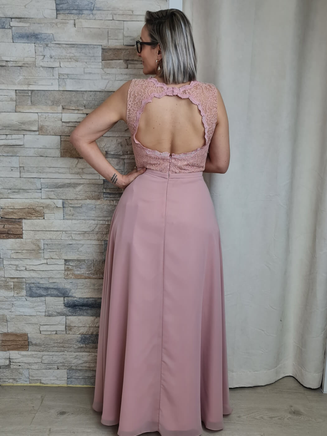 VESTIDO DE CERIMÓNIA ROSA COM DETALHE EM RENDA