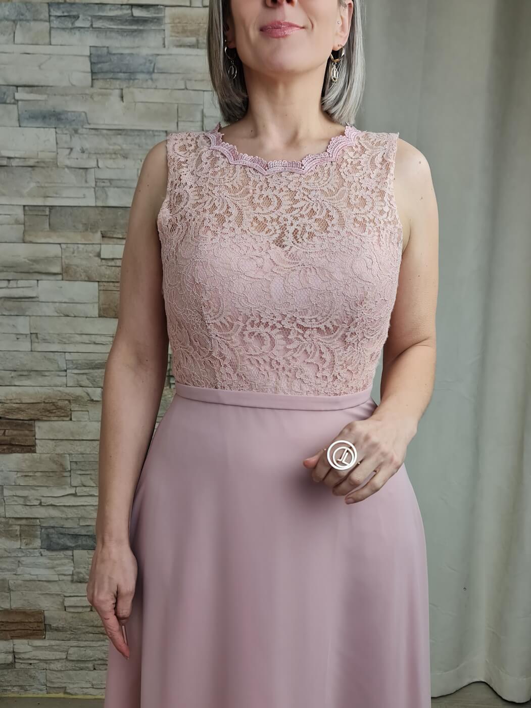 VESTIDO DE CERIMÓNIA ROSA COM DETALHE EM RENDA