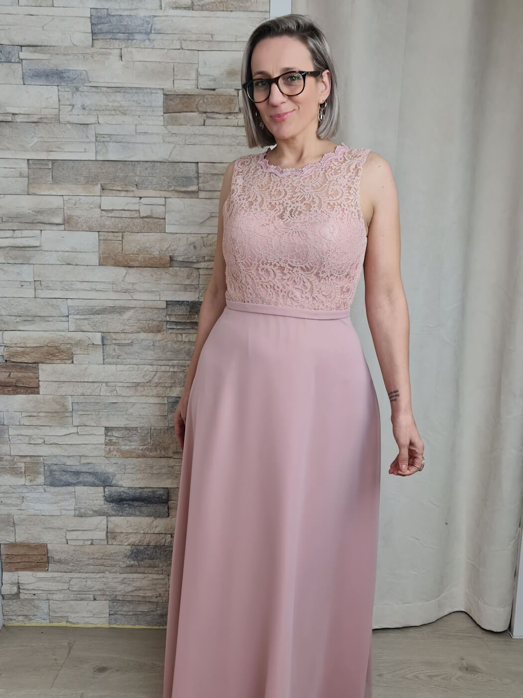 VESTIDO DE CERIMÓNIA ROSA COM DETALHE EM RENDA