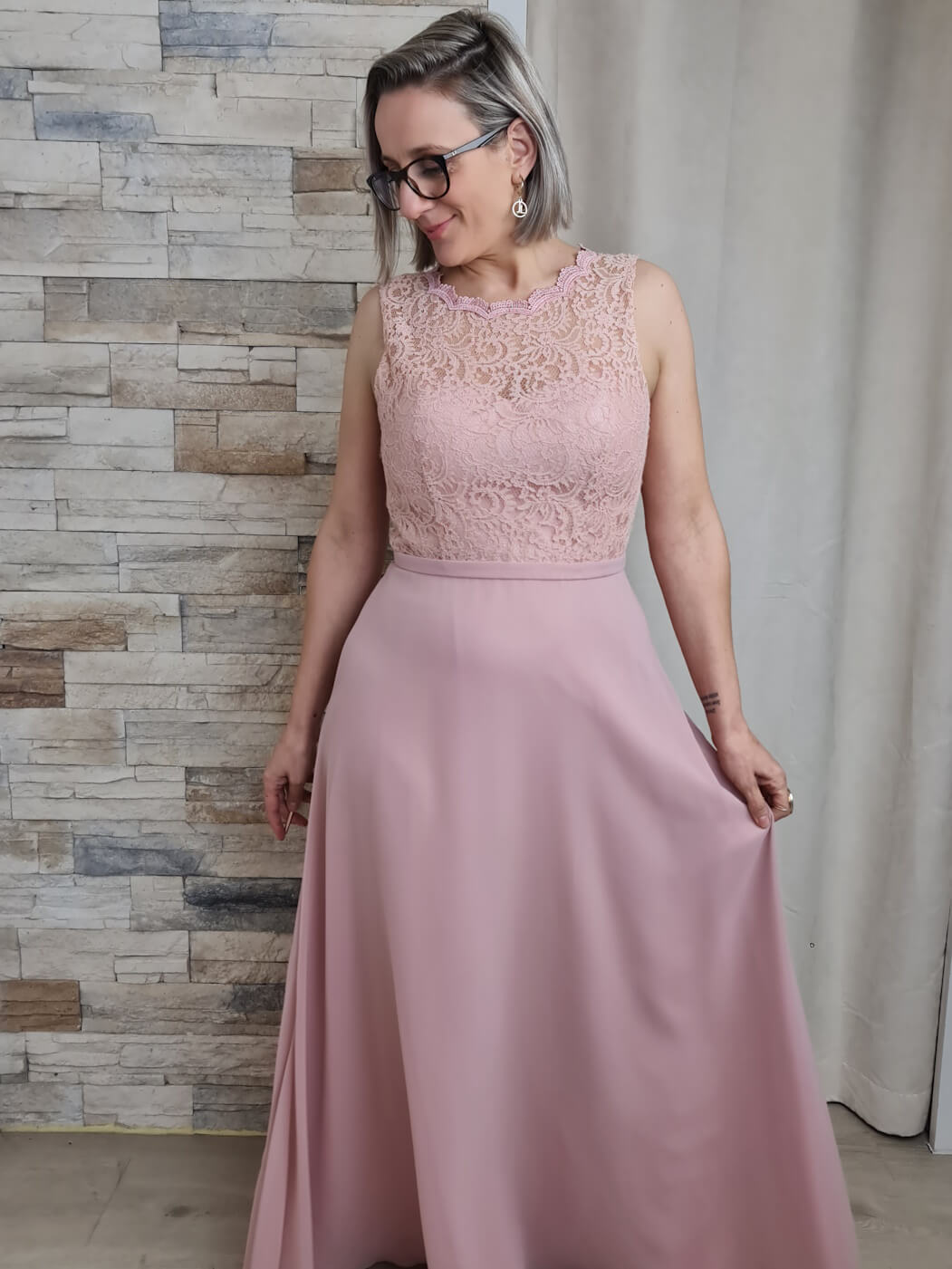 VESTIDO DE CERIMÓNIA ROSA COM DETALHE EM RENDA