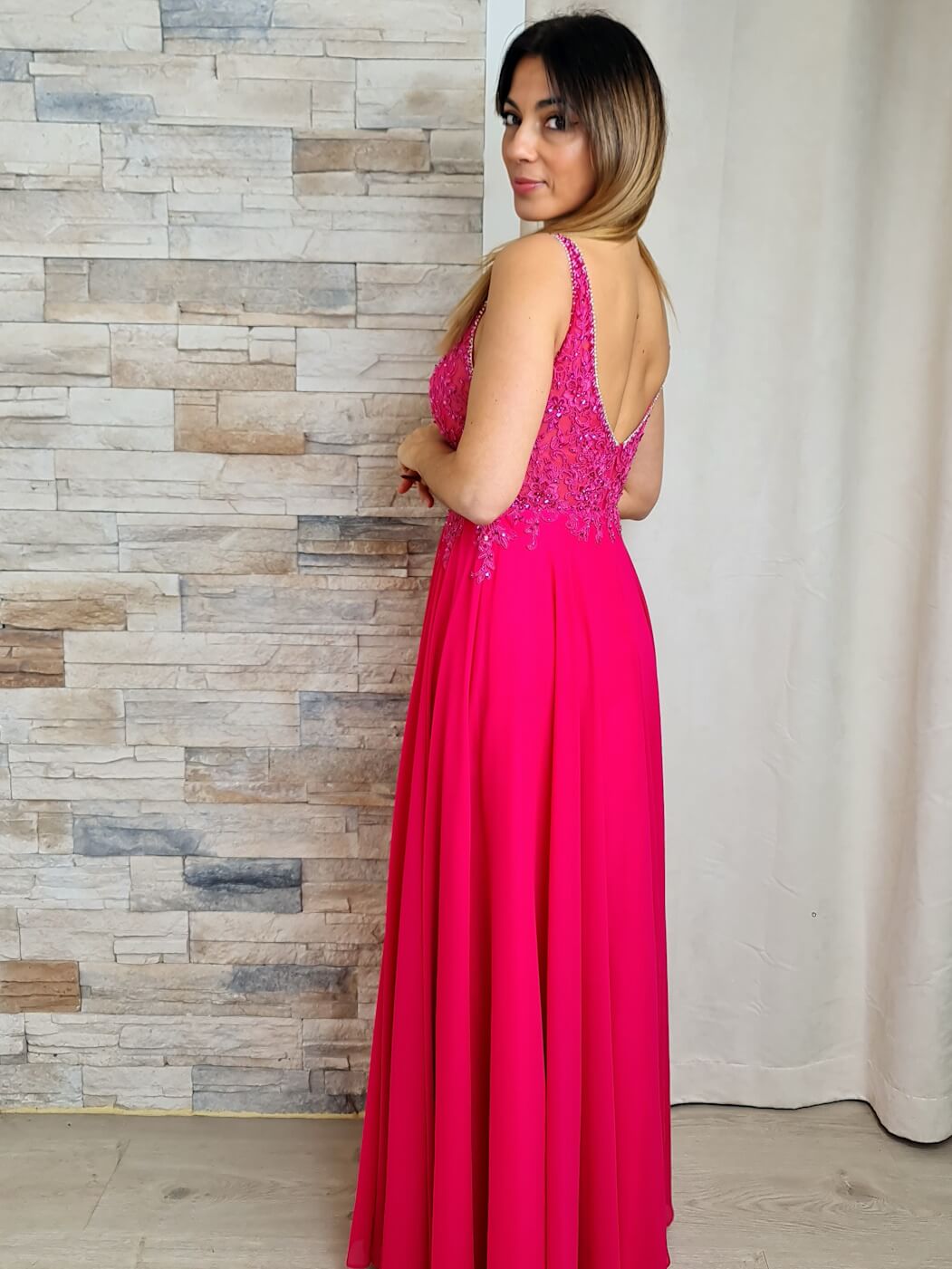 VESTIDO DE CERIMÓNIA ROSA PINK COM BRILHANTES NAS ALÇAS