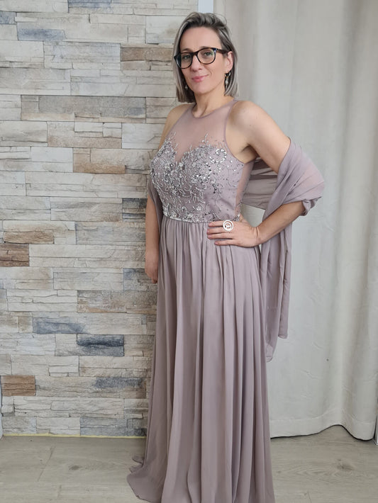 VESTIDO DE CERIMÓNIA TAUPE COM DETALHE DE BRILHANTES