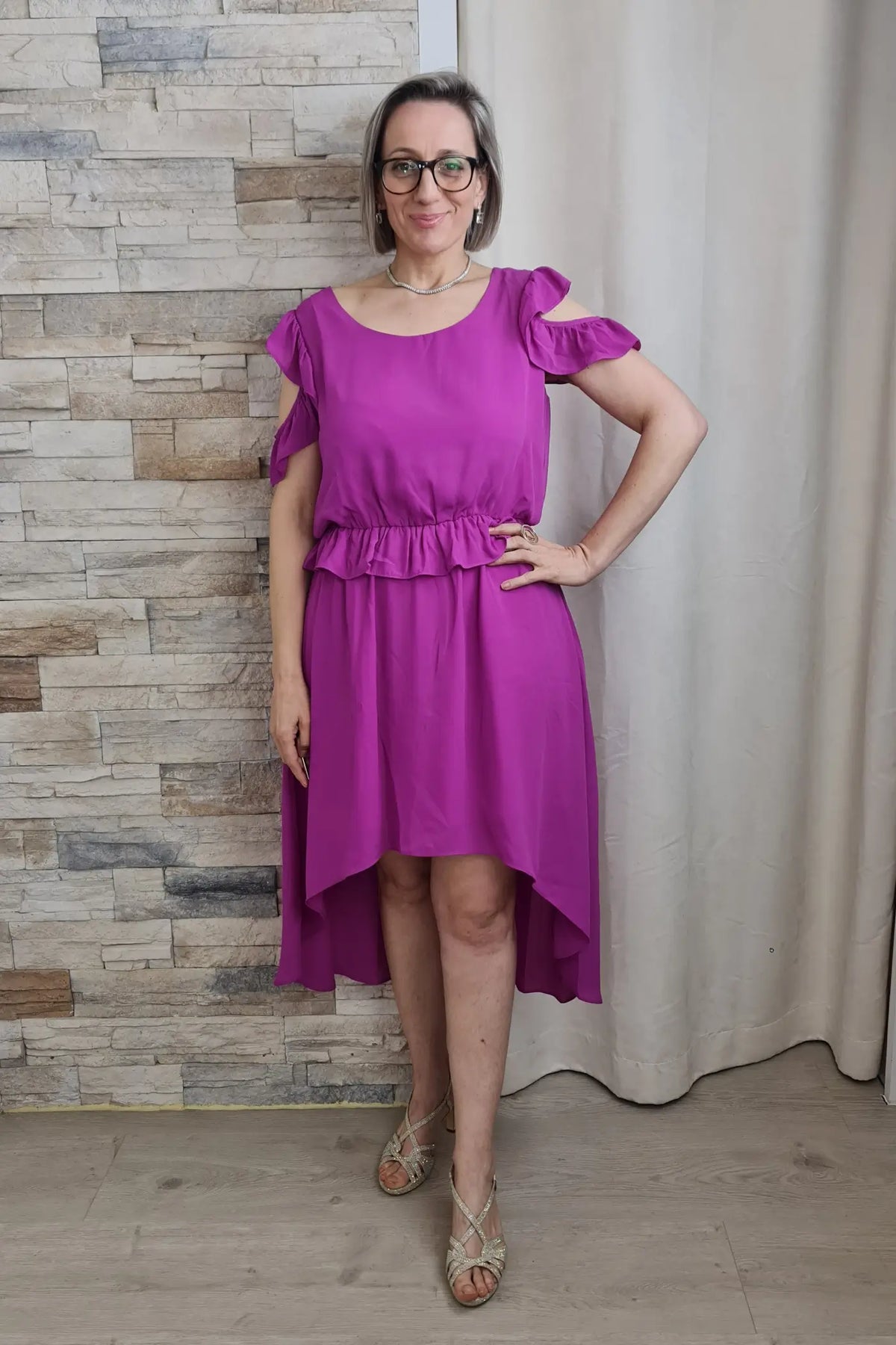 VESTIDO COM CAUDA NA COR FÚCSIA