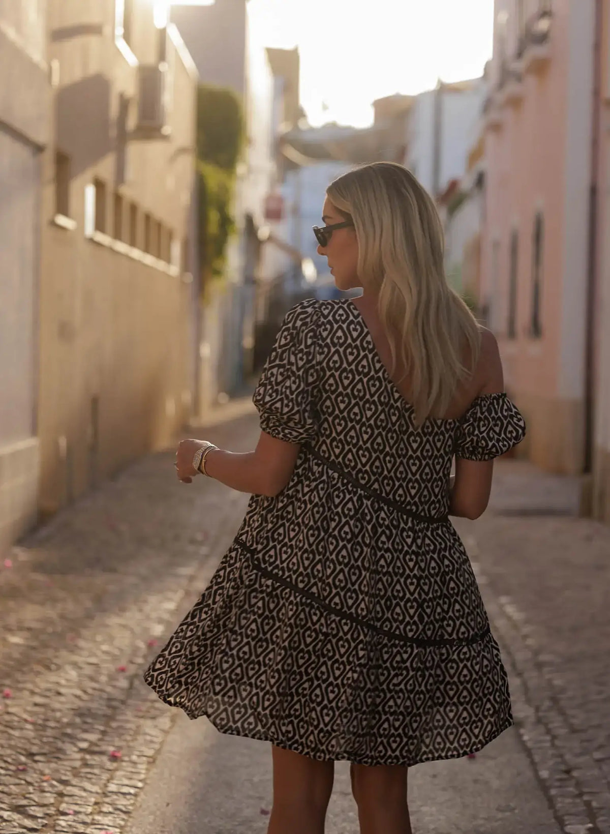 VESTIDO CURTO COM DECOTE ASSIMÉTRICO