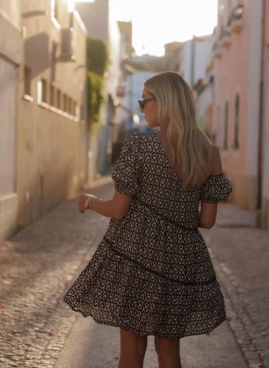VESTIDO CURTO COM DECOTE ASSIMÉTRICO
