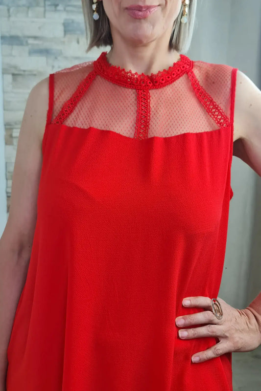 VESTIDO CURTO COM RENDA NO PESCOÇO