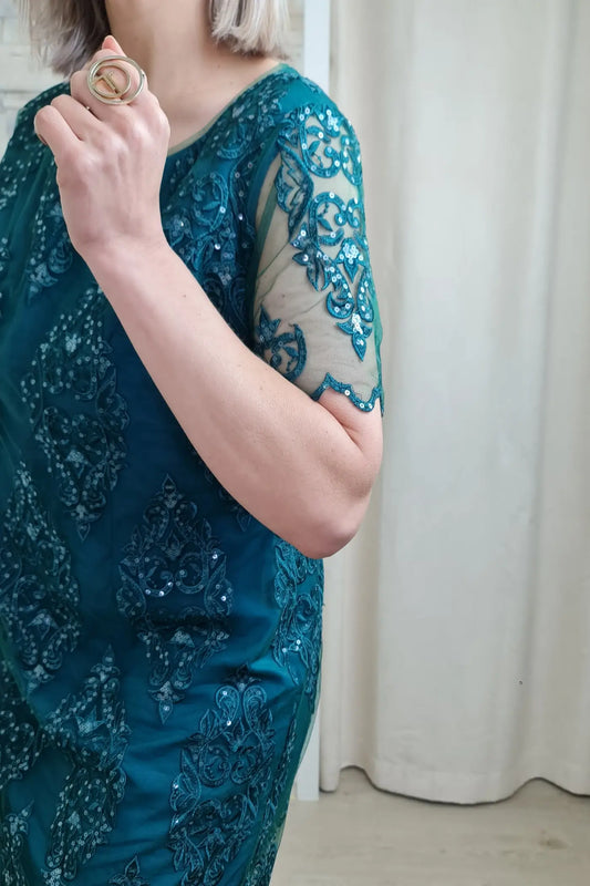 VESTIDO DE CERIMÓNIA CURTO COM LANTEJOULAS