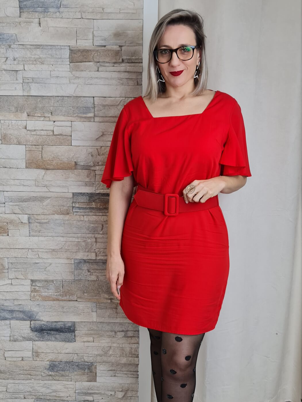 VESTIDO COM DECOTE QUADRADO E CINTO