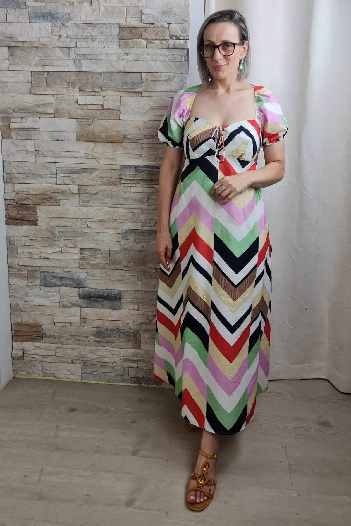 VESTIDO GEOMÉTRICO COM DECOTE QUADRADO