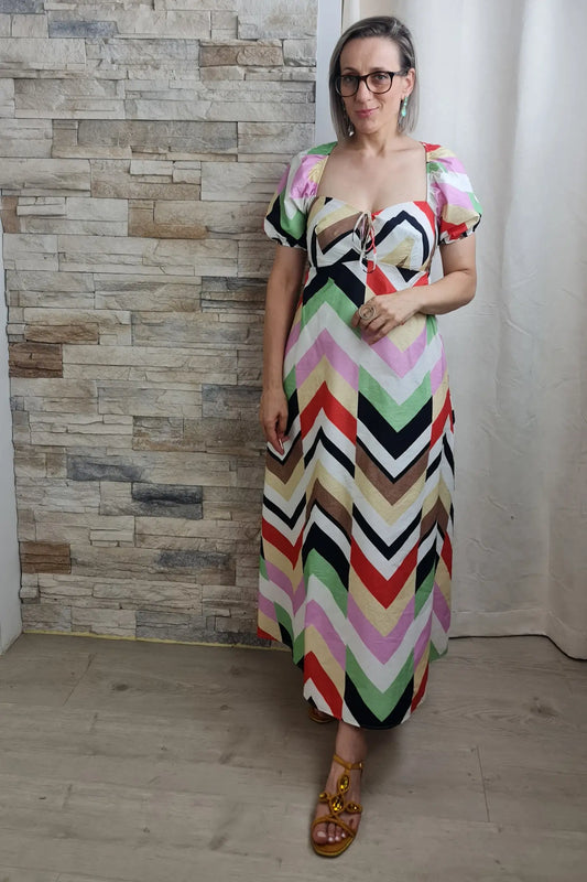 VESTIDO GEOMÉTRICO COM DECOTE QUADRADO