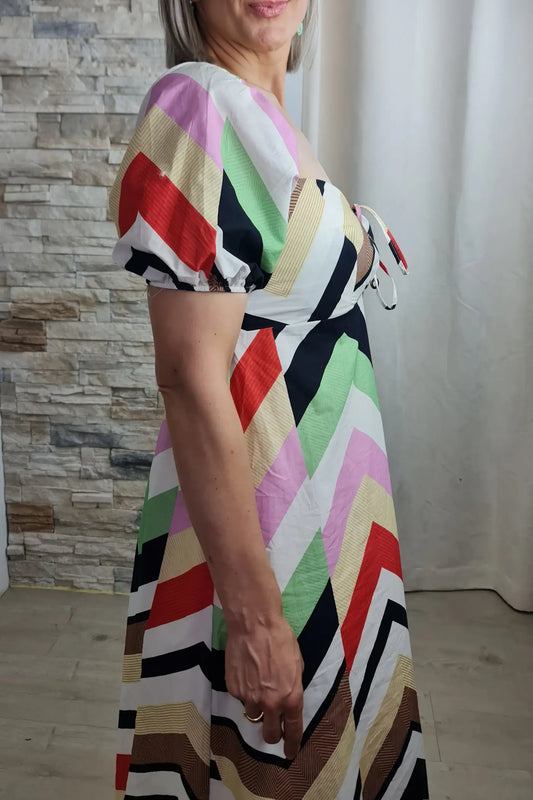 VESTIDO GEOMÉTRICO COM DECOTE QUADRADO