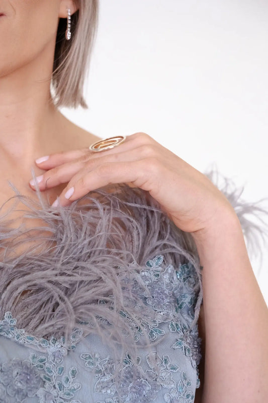 VESTIDO DE CERIMÓNIA COM DETALHE DE PLUMA