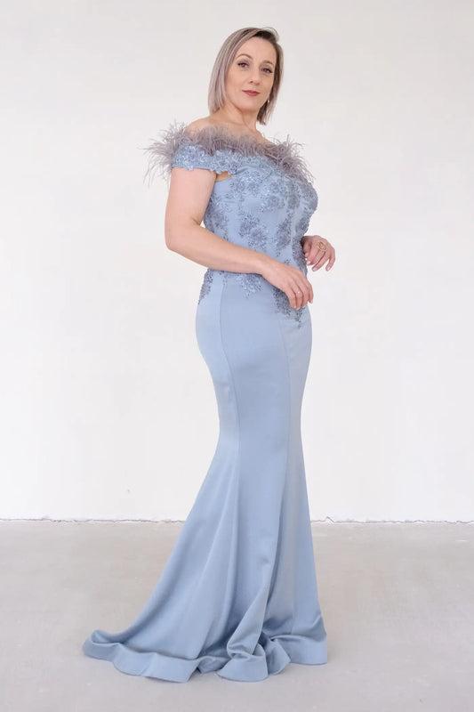 VESTIDO DE CERIMÓNIA COM DETALHE DE PLUMA