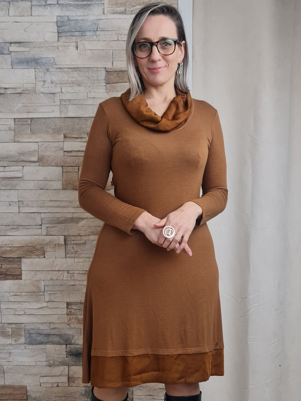 VESTIDO COM GOLA CAÍDA CAMEL