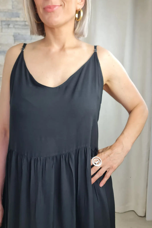 VESTIDO LONGO COM ALÇAS AJUSTÁVEIS EM PRETO