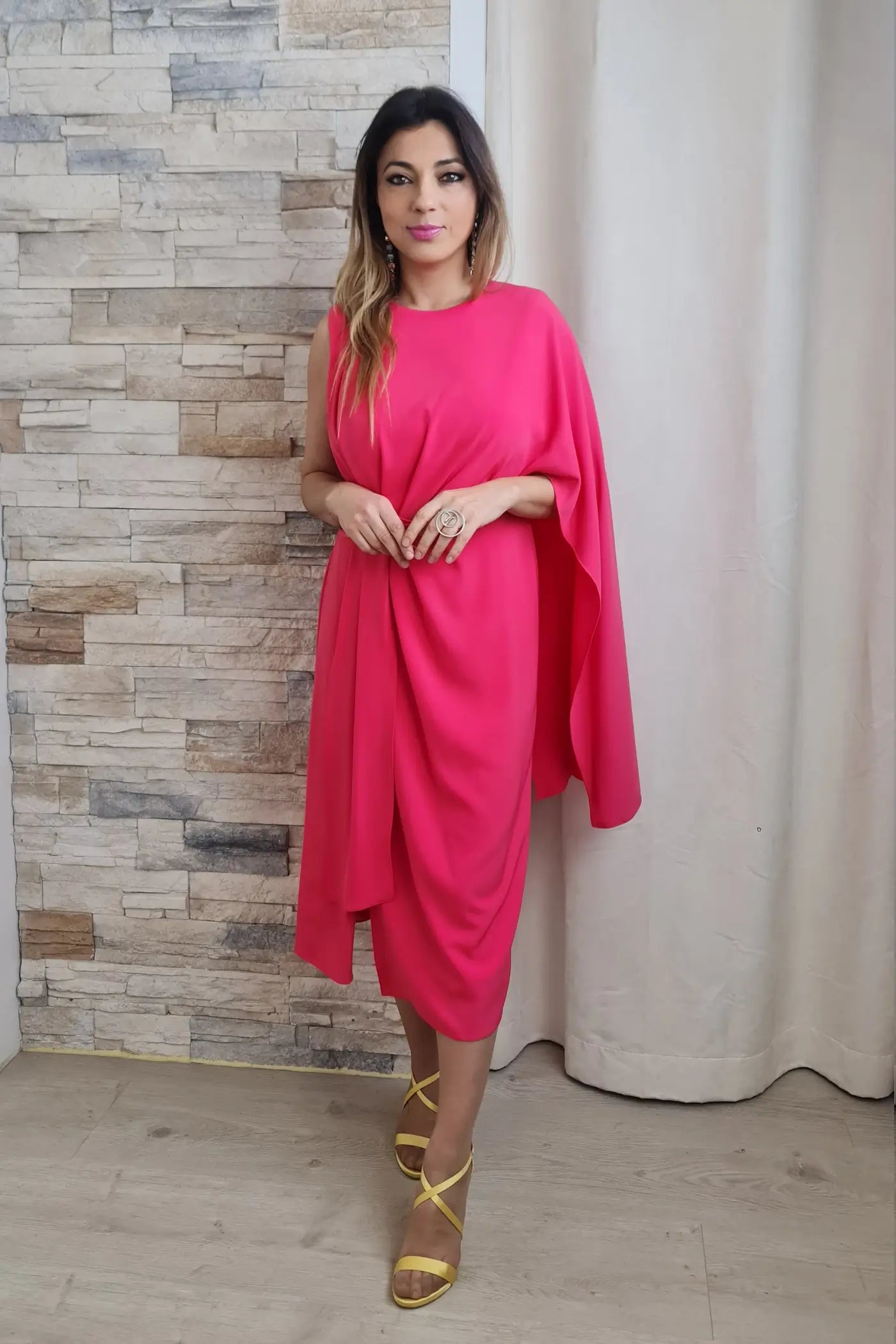 VESTIDO MIDI COM CAPA EM UM SÓ OMBRO CORAL