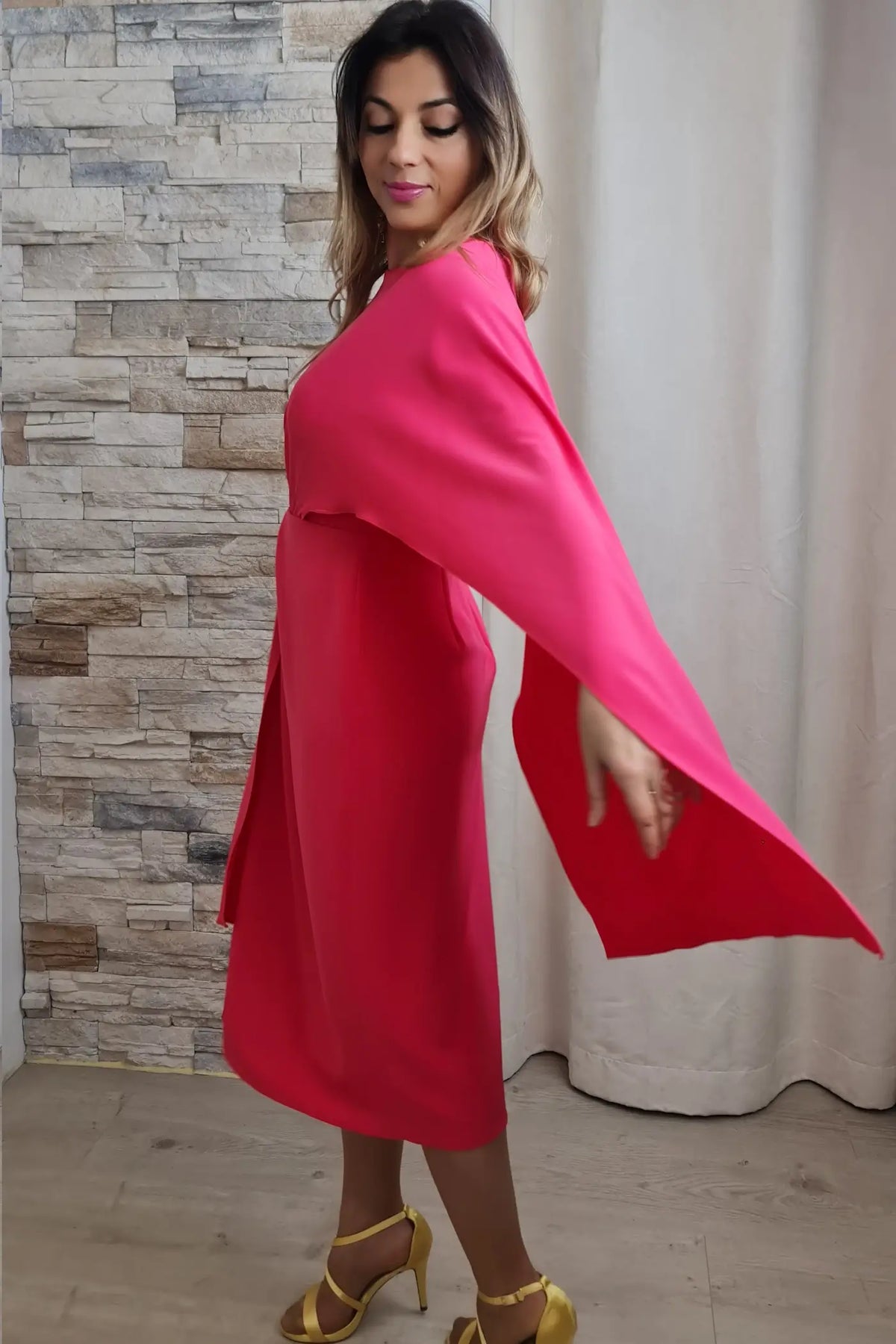 VESTIDO MIDI COM CAPA EM UM SÓ OMBRO CORAL