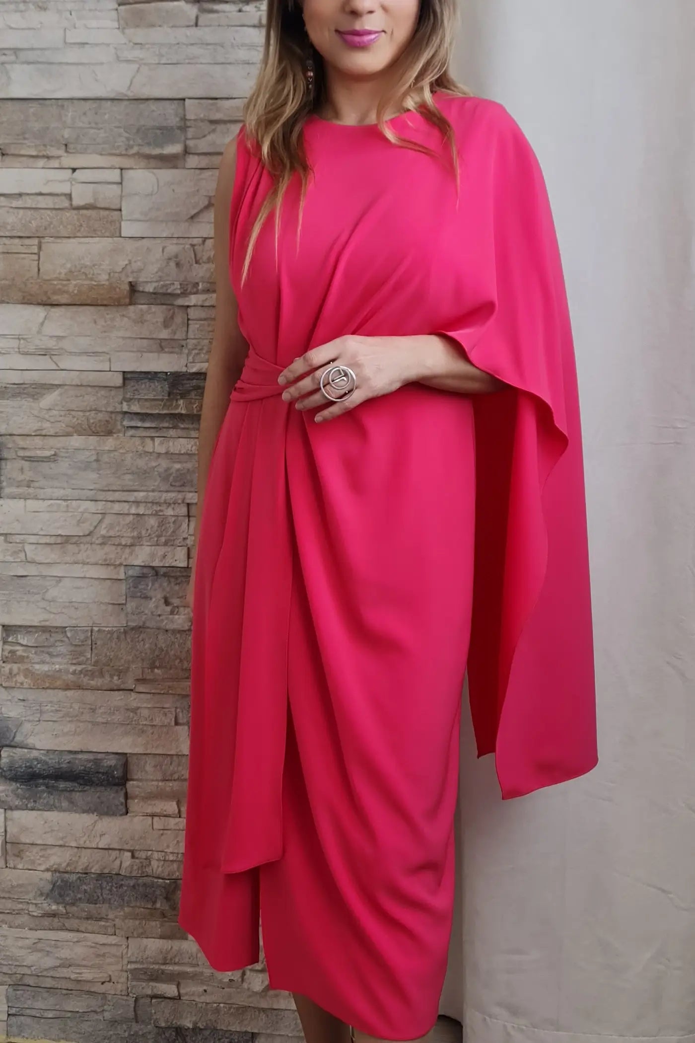 VESTIDO MIDI COM CAPA EM UM SÓ OMBRO CORAL