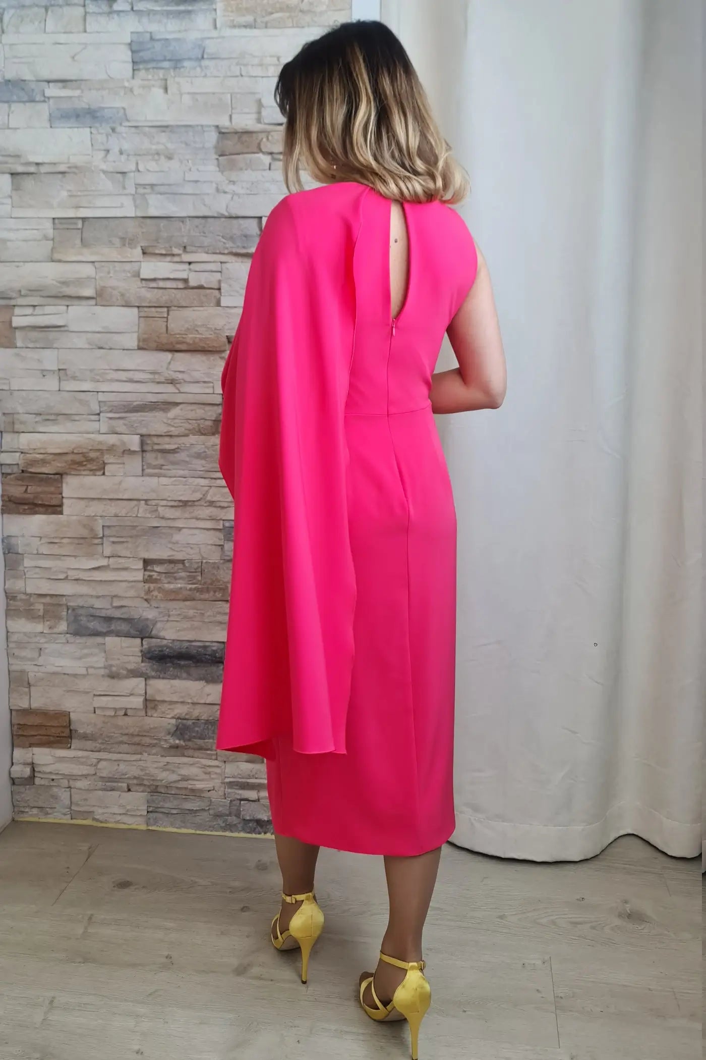 VESTIDO MIDI COM CAPA EM UM SÓ OMBRO CORAL