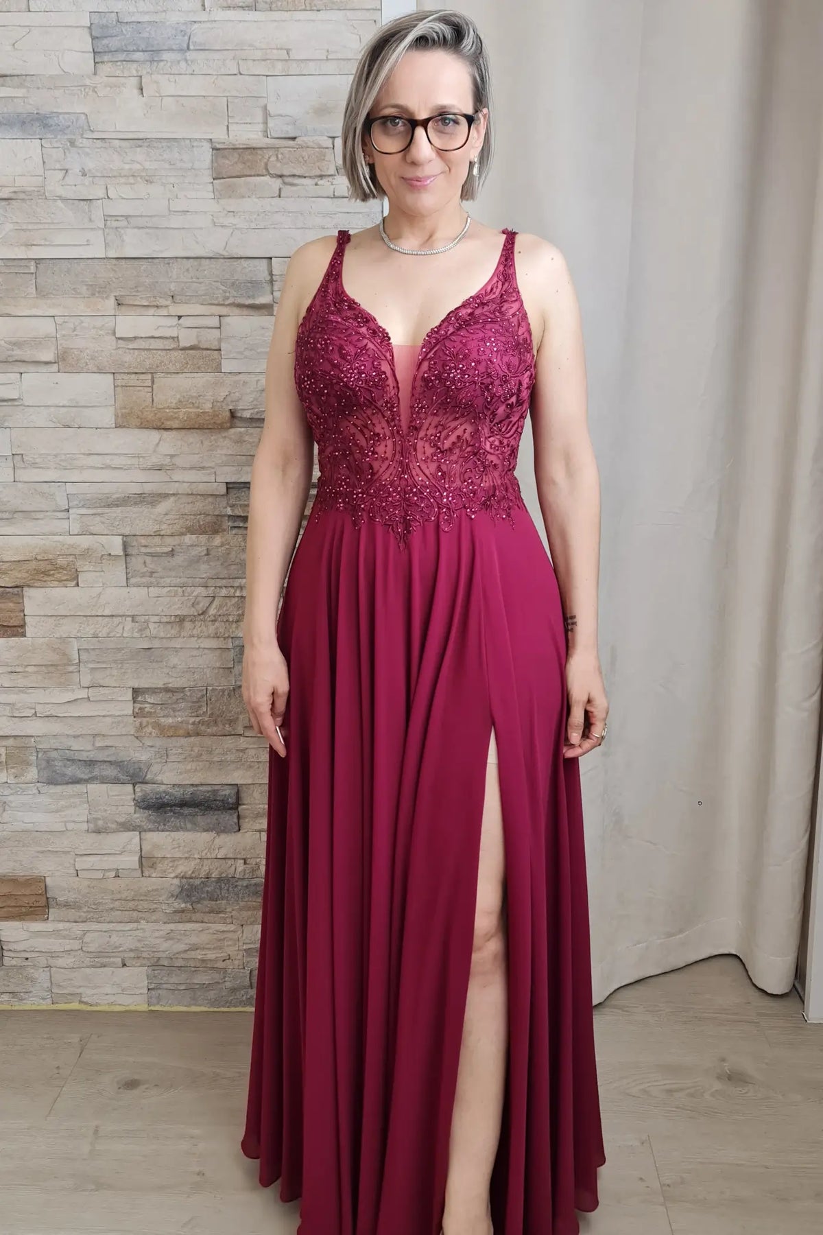 VESTIDO DE CERIMÓNIA COM RENDA EM BORDEAUX
