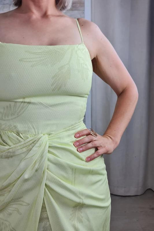 VESTIDO COM SAIA CURTA E JUSTA COM CAUDA