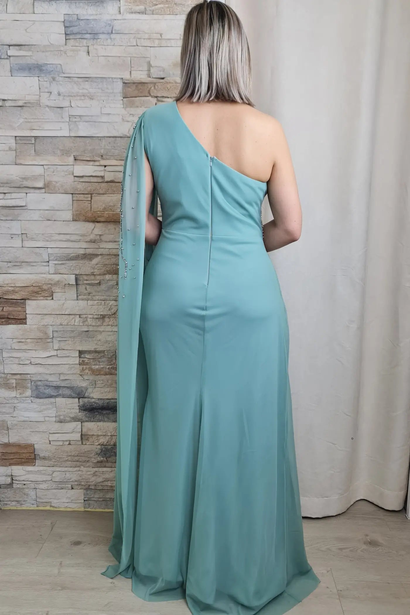 VESTIDO DE CERIMÓNIA VERDE COM MANGA AMPLA E DETALHES BRILHANTES