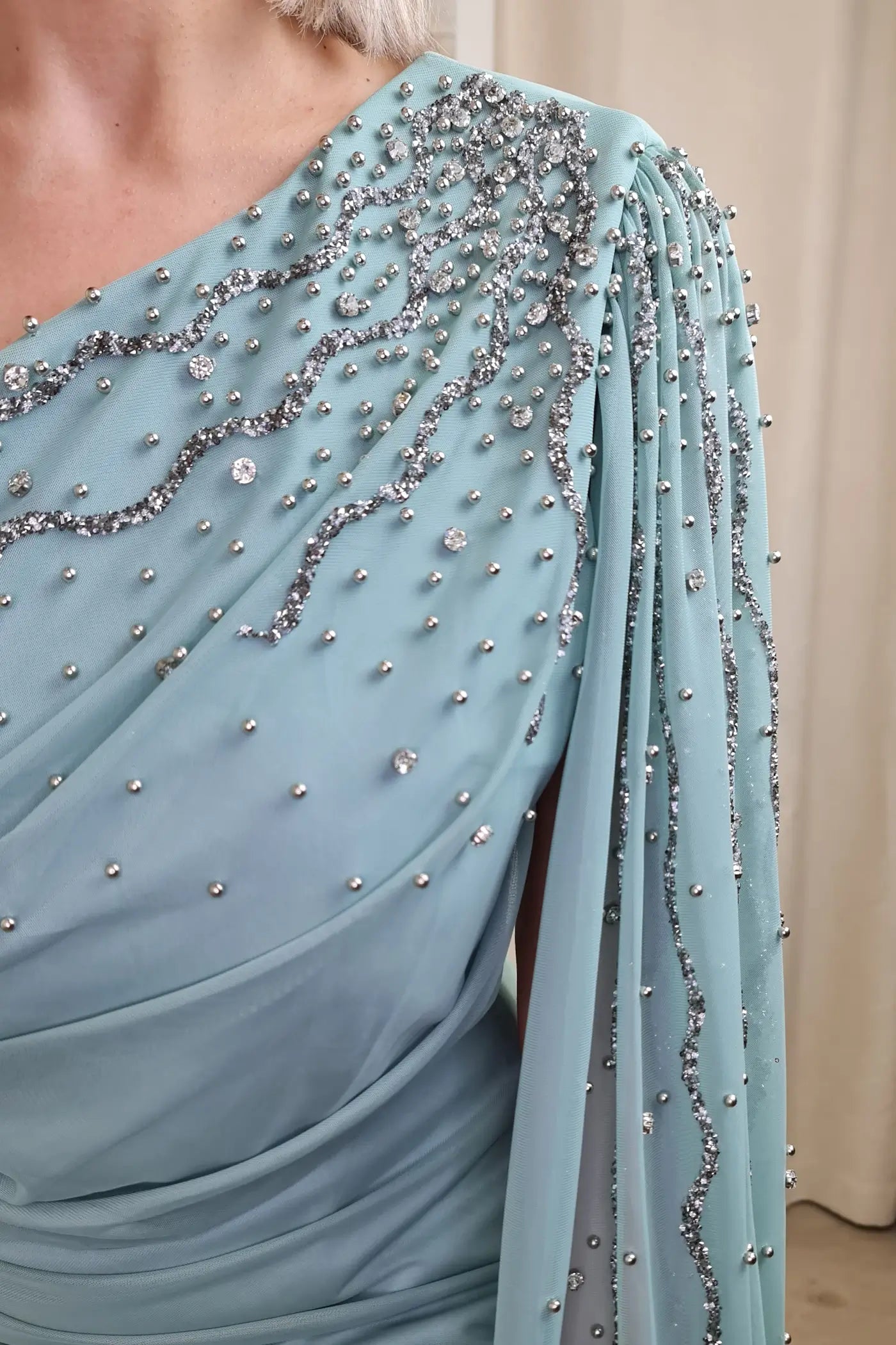VESTIDO DE CERIMÓNIA VERDE COM MANGA AMPLA E DETALHES BRILHANTES