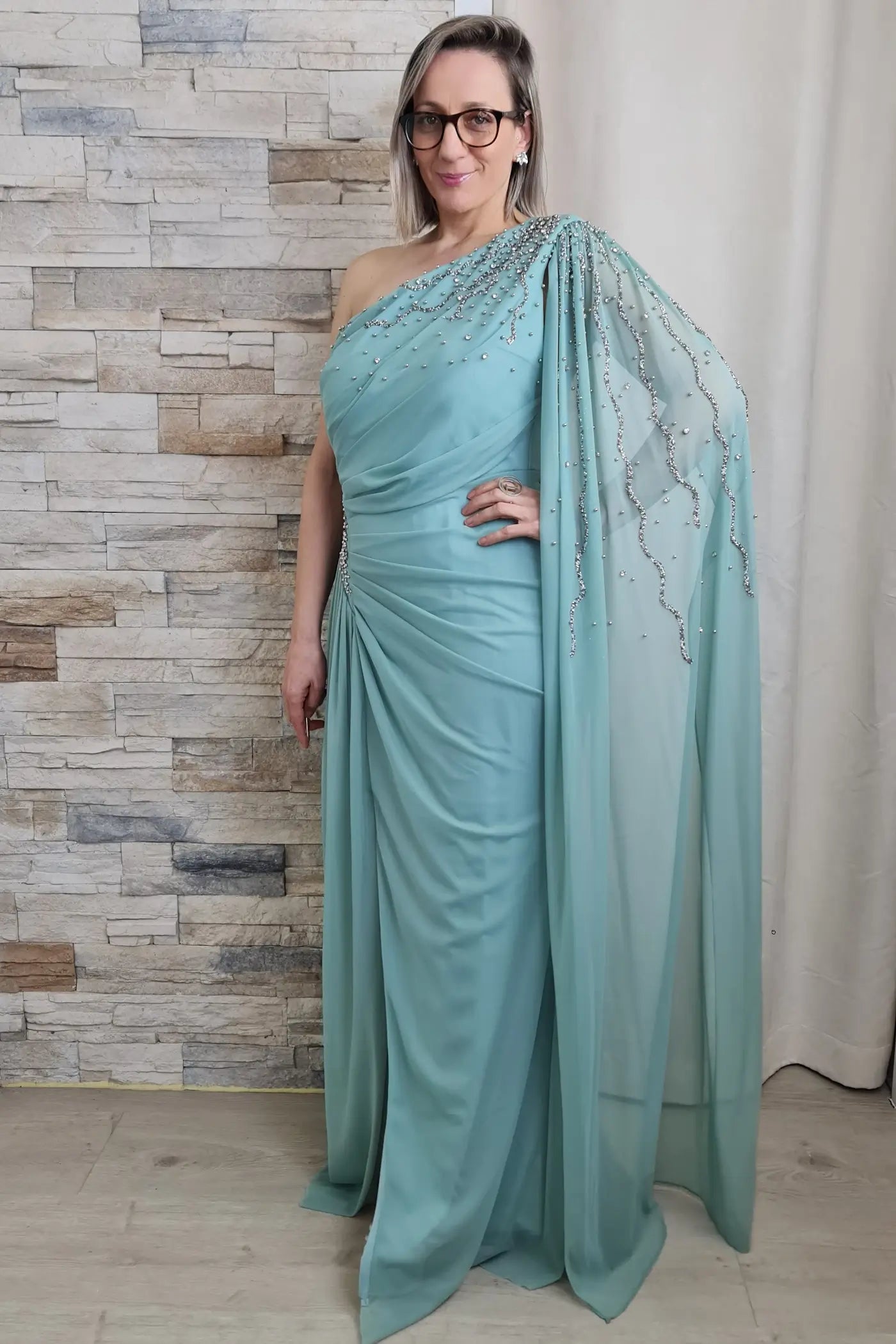 VESTIDO DE CERIMÓNIA VERDE COM MANGA AMPLA E DETALHES BRILHANTES
