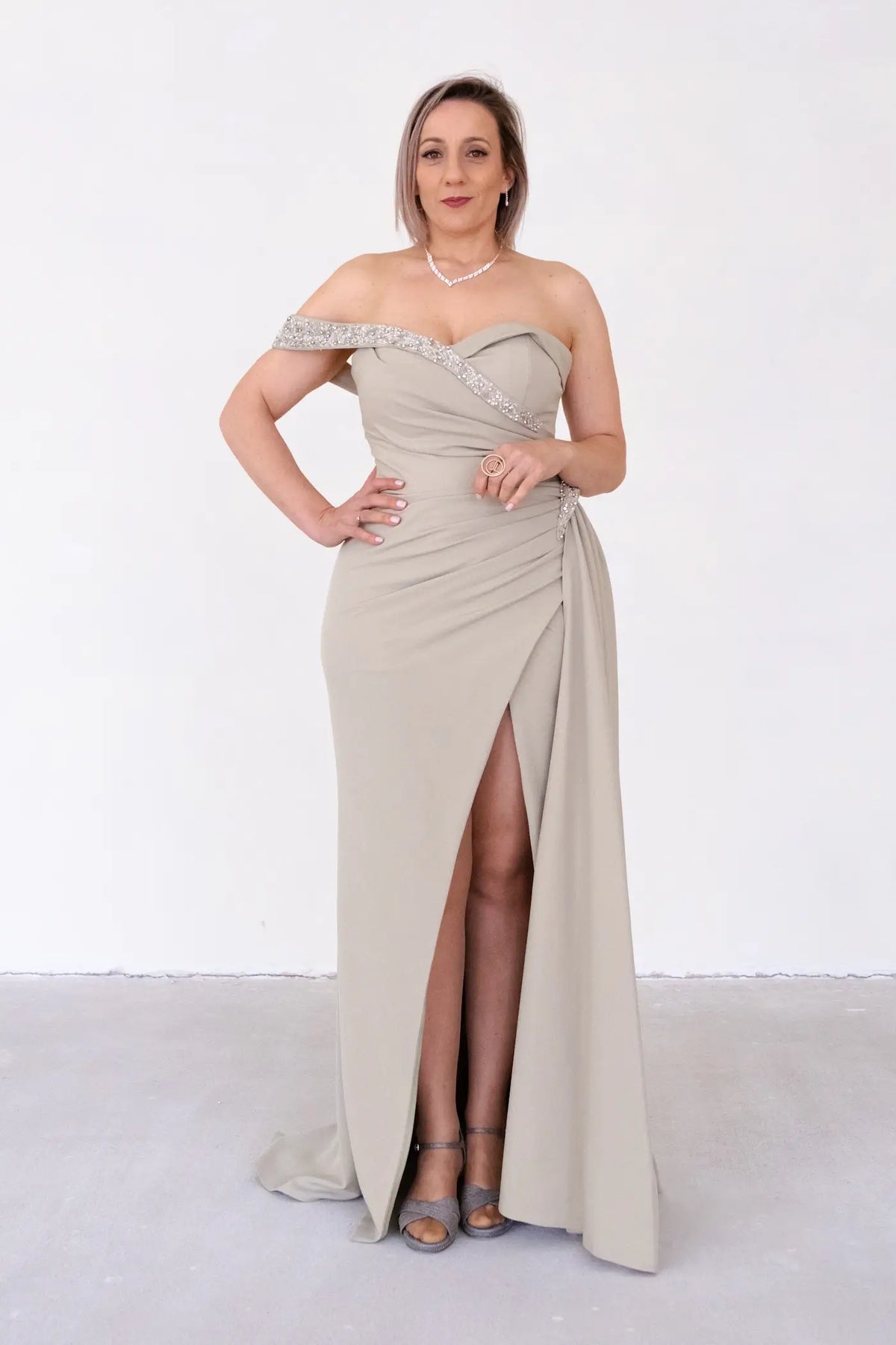 VESTIDO DE CERIMÓNIA VERDE COM DECOTE EM BARCO