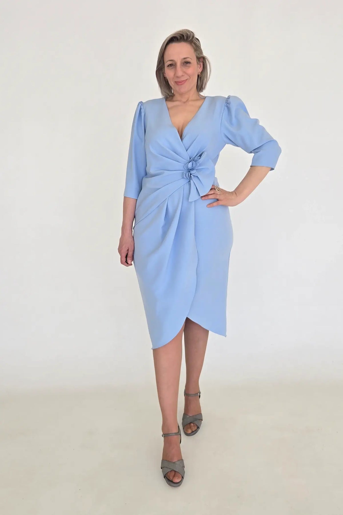 VESTIDO CURTO COM DETALHE EM FLOR EM AZUL