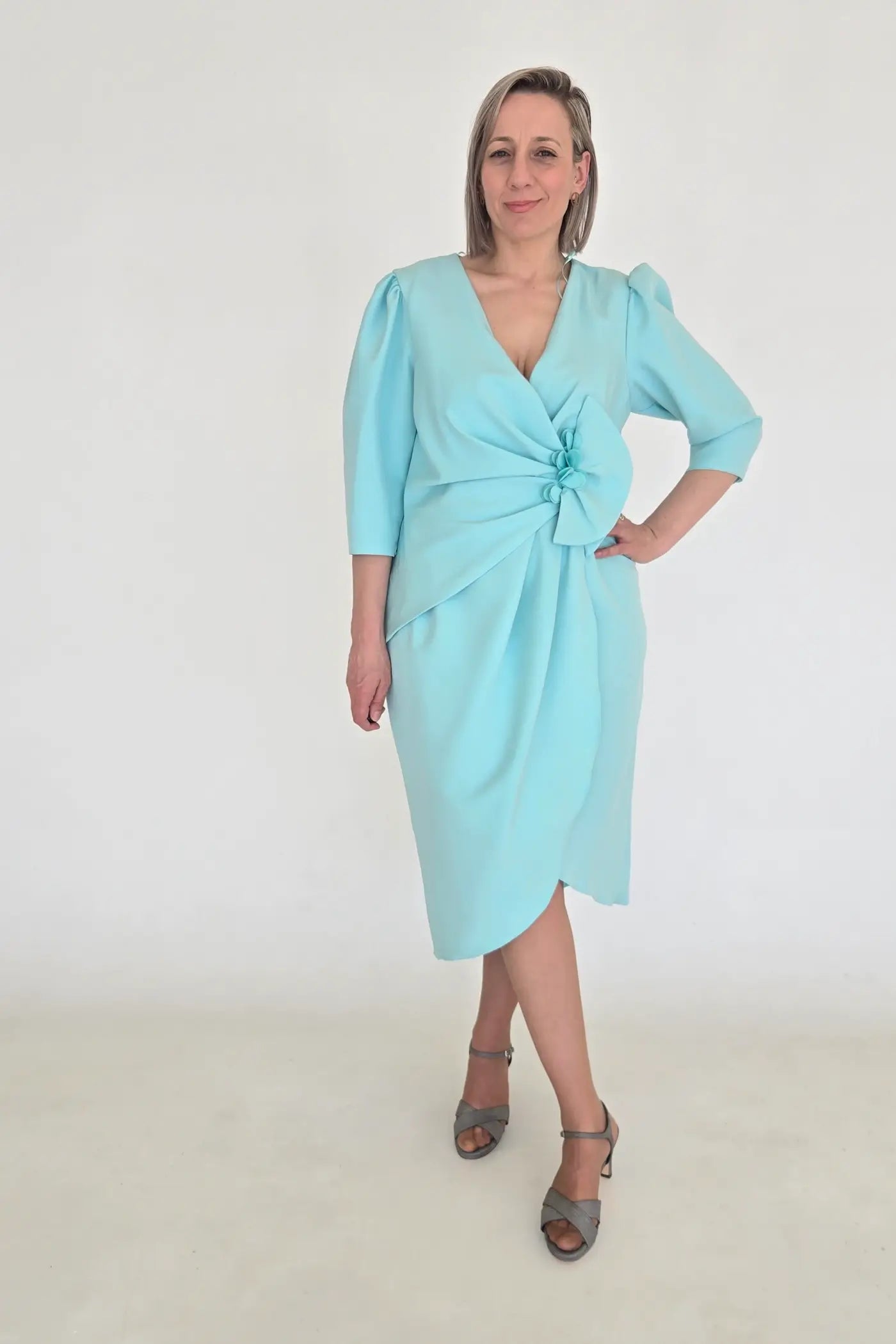 VESTIDO CURTO COM DETALHE EM FLOR EM VERDE