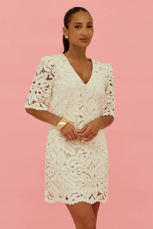 VESTIDO CURTO EM RENDA COM LAÇO NAS COSTAS