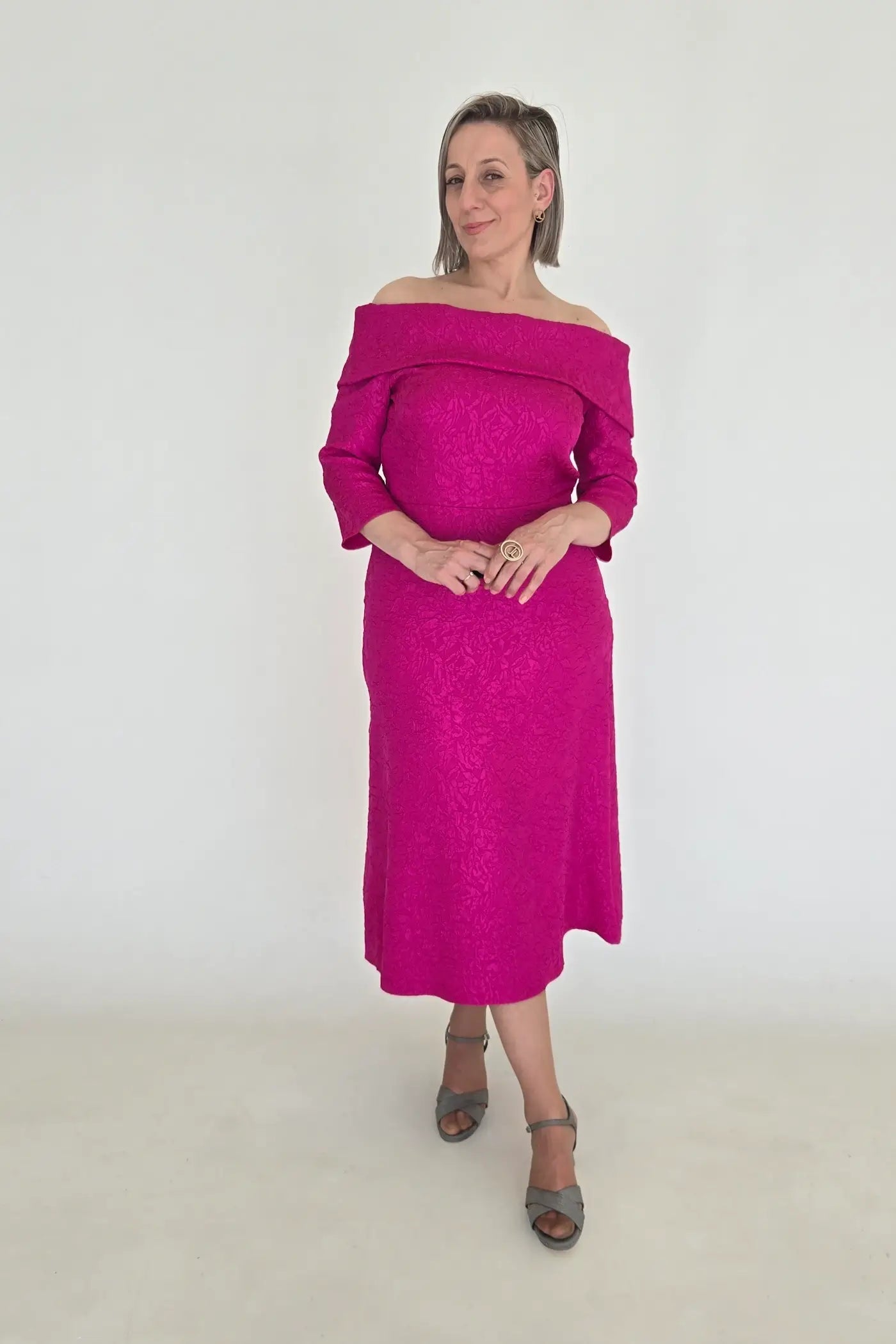VESTIDO MIDI COM DECOTE OMBRO A OMBRO ROSA
